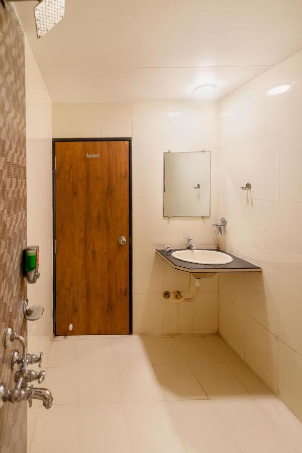 Hotel Sheetal Plaza Surat Eksteriør bilde